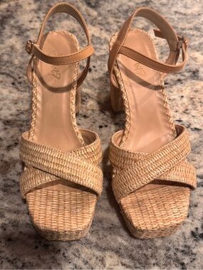 Y NOT ? Strappy Woven Tan Platform Sandals - size  6.5